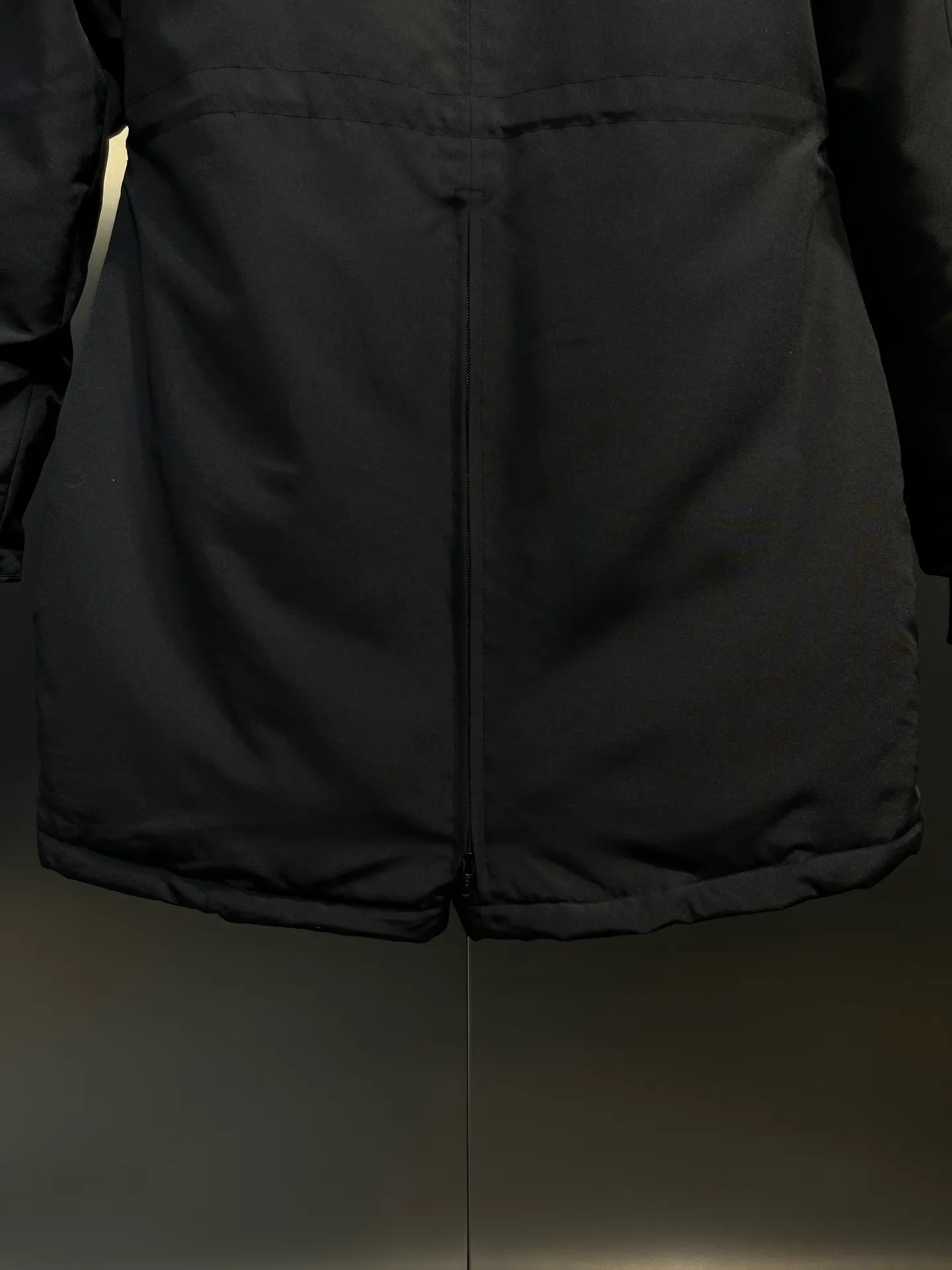 P860 Canada goose/Canada Goose 05 model 2580LA CANADA GOOSE/Canada Goose Rossclair parka women's down jacket, authentic original clothing molding, all accessories are custom-made from the original factory. This model is very unique. The zipper at the back can be opened to change into a dovetail style, with diagonal pockets and a layer of hidden pockets underneath. The official website has become a popular model. The softness and hardness of the fabric are compared with the genuine ones. It can be restored by kneading at will (fabric misunderstanding: fabrics with high hardness are not waterproof. Only those who buy the latest genuine version this year will notice the softness and comfort of the fabrics). The down is synchronized with the genuine white duck down. It is fluffy and not lumpy. The electronically controlled down charging machine is used to fill the zippers with customized genuine YKK zippers. High hardness and no lag. The fur collar is purchased from the same manufacturer as Wolf Hair. (Cooperative factory 2019 Canadian wolf skin auction and Big Goose official auction of wolf skin fur collars on the same site) All workmanship and wiring are controlled by workers with more than ten years of service. They must be horizontal and vertical, and are not crooked. The density of the inner wiring is more exquisite. Compare at will. Big goose label, collar label, washed label, hang tag, zipper rope, pocket label, back label, collar velvet, Velcro fasteners, all details of the cuffs are updated simultaneously with the original product, the best version, and the most complete color matching. The fighter in World 05 battles various world goods. Size: XS-XL